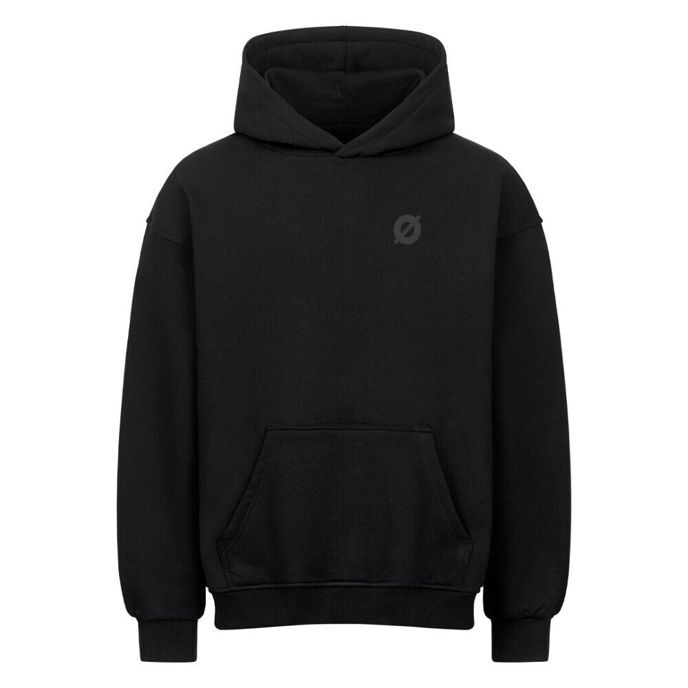 Nahaufnahme des AXTRØNIK Ø Logos als hochwertiger tonaler Stick auf der Brust eines schwarzen 380 GSM Heavyweight Hoodies.