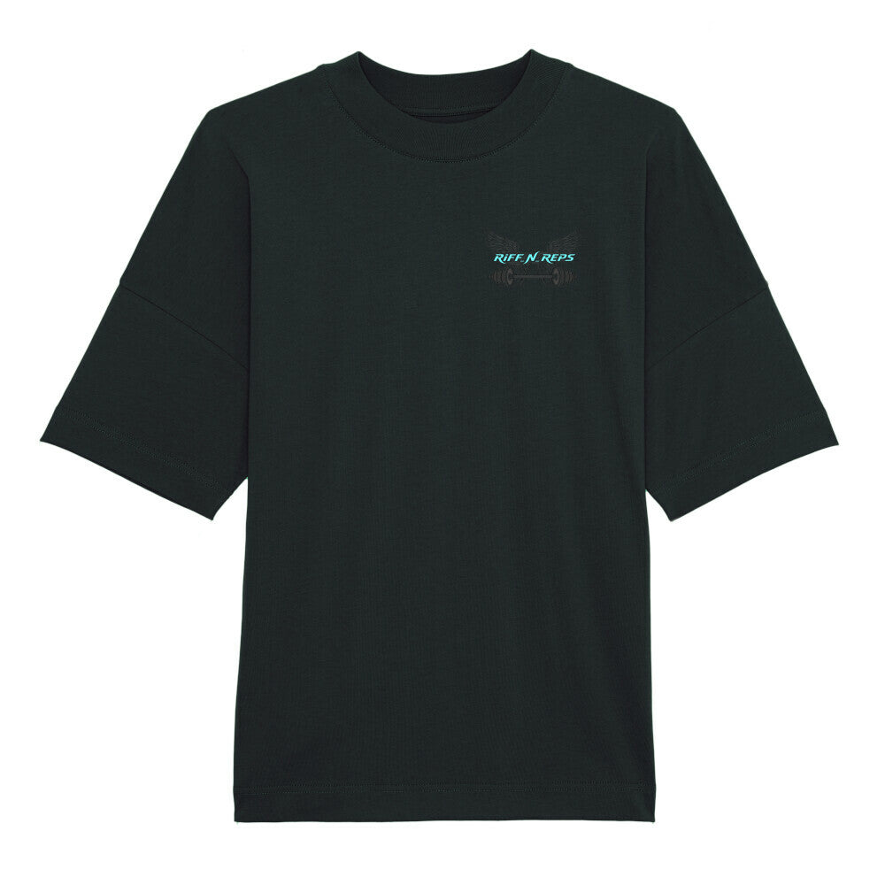 RIFF_N_REPS Logo in leuchtendem Cyan auf der linken Brust eines schwarzen Organic Oversize T-Shirts.