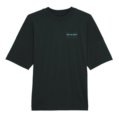 RIFF_N_REPS Logo in leuchtendem Cyan auf der linken Brust eines schwarzen Organic Oversize T-Shirts.