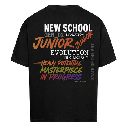 RiFF_N_REPS Junior Shirt in Schwarz, Oversized Fit, weißer „NEW SCHOOL GEN_02“ Print mit gespiegeltem rost-rotem „JUNIOR“ Grafik-Element.