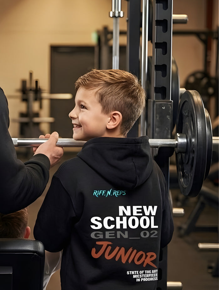 Schwarzer Kinder Hoodie mit weißem NEW SCHOOL Aufdruck und Cyan-farbenem RiFF_N_REPS Logo oben links. Sohn - Junior