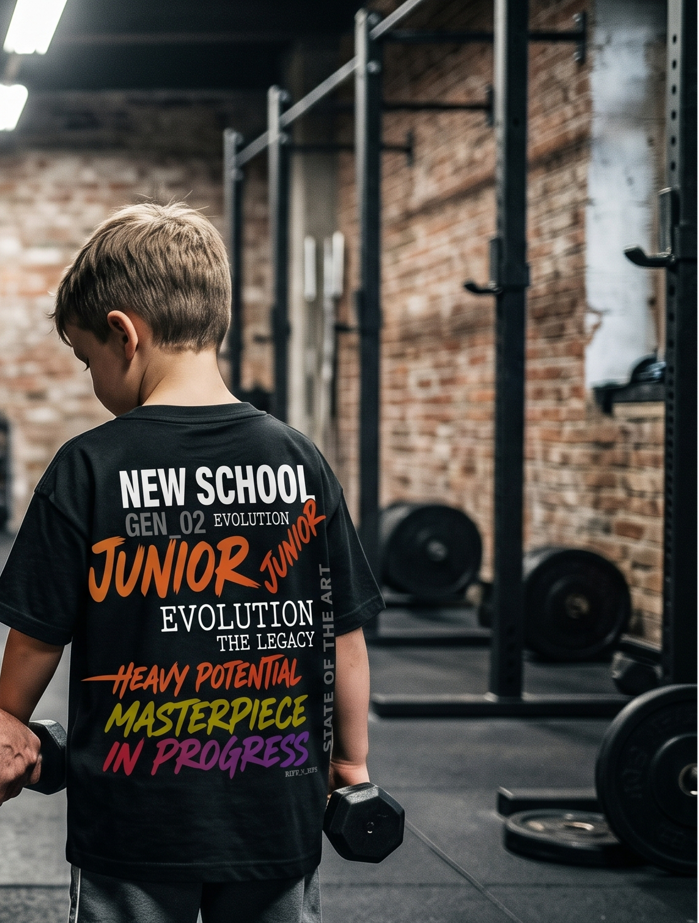 RiFF_N_REPS Junior Shirt in Schwarz, Oversized Fit, weißer „NEW SCHOOL GEN_02“ Print mit gespiegeltem rost-rotem „JUNIOR“ Grafik-Element.
