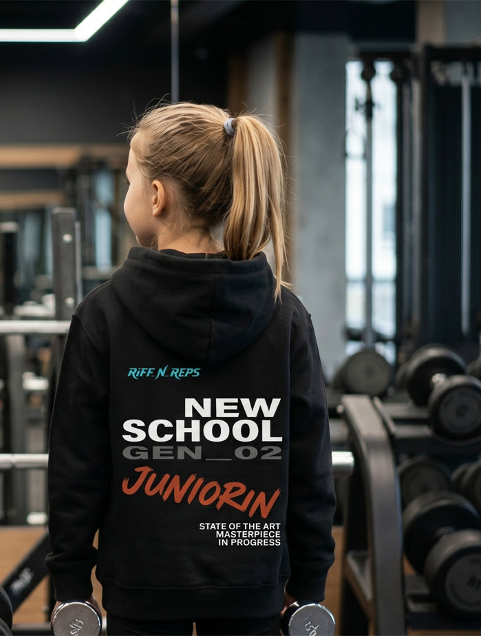 Schwarzer Mädchen Kapuzenpullover mit dynamischem New School Design und dezentem Cyan Branding oben links. Tochter und Mutter