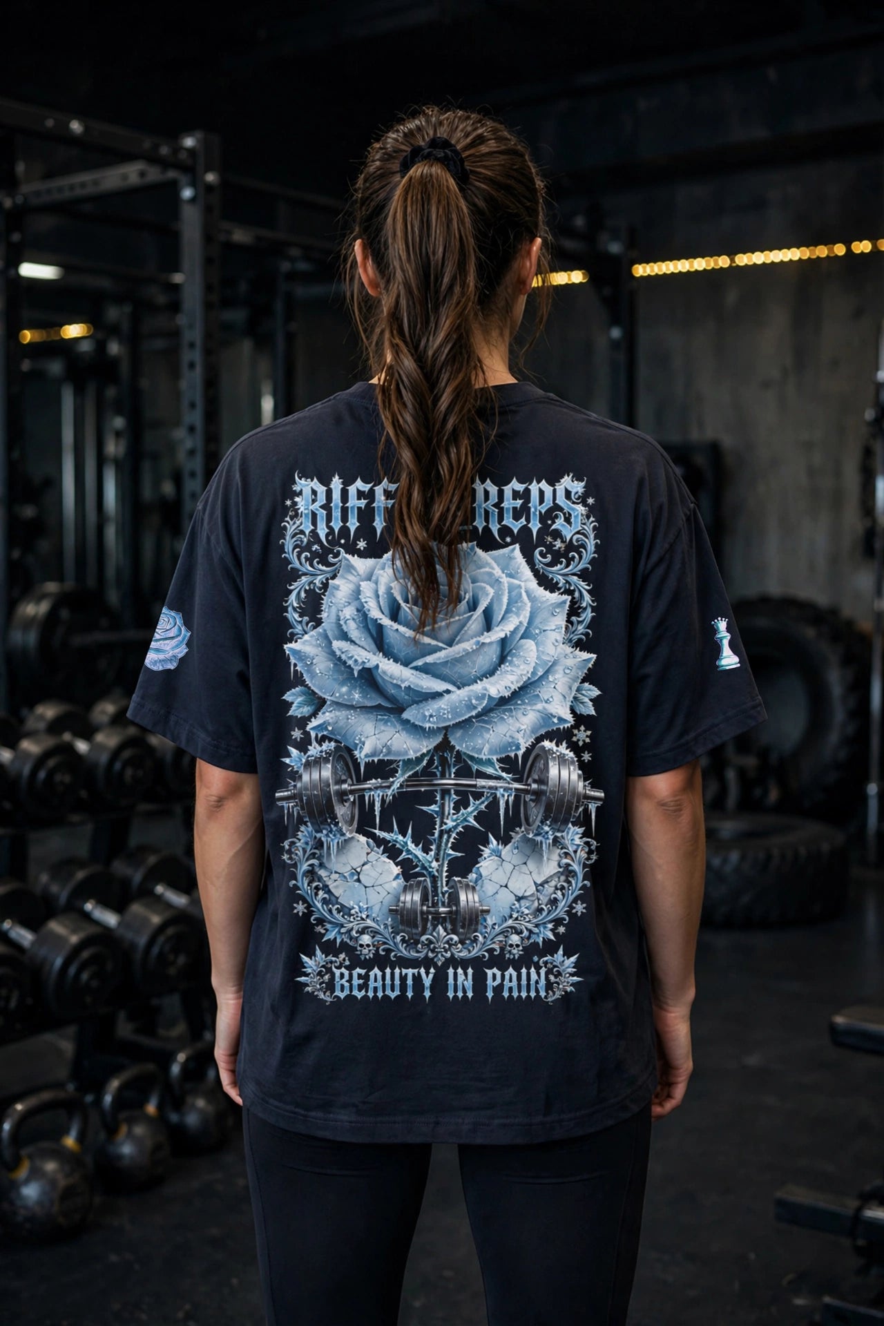 ICE ROSE BEAUTY IN PAIN Backprint auf schwarzem Oversized Heavy Tee mit gefrorener Rose, Hanteln, Dornen, Skull-Details und Queen-Sleeve-Detail