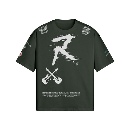 Front SideVorderseite eines Boxy-Fit Baumwoll-Shirts mit dezentem RiFF_N_REPS Logo, gekreuzten Gitarren und technischem Textdruck am Saum.