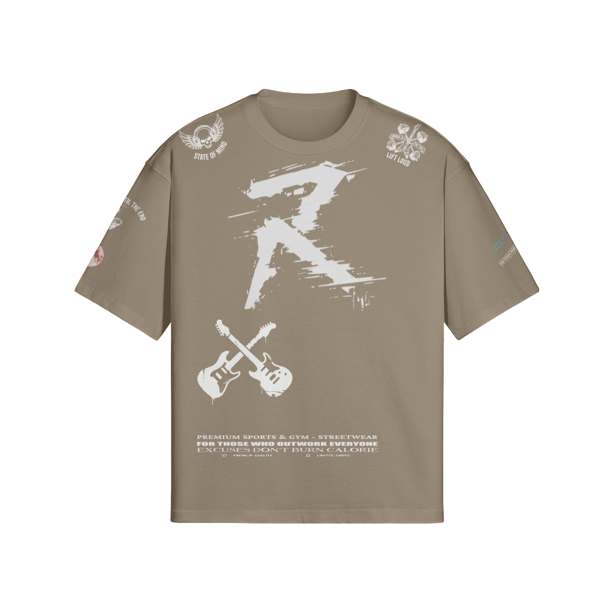 Vorderseite eines Boxy-Fit Baumwoll-Shirts mit dezentem RiFF_N_REPS Logo, gekreuzten Gitarren und technischem Textdruck am Saum.ront Side