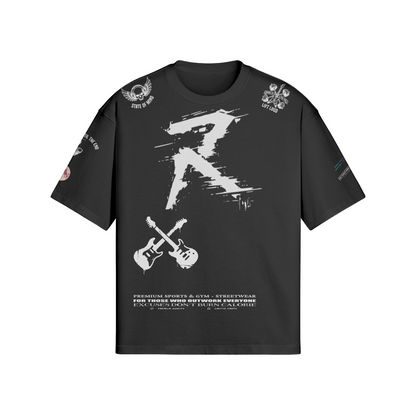 Vorderseite eines Boxy-Fit Baumwoll-Shirts mit dezentem RiFF_N_REPS Logo, gekreuzten Gitarren und technischem Textdruck am Saum.